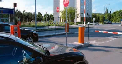 Szlaban parkingowy z pojazdem
